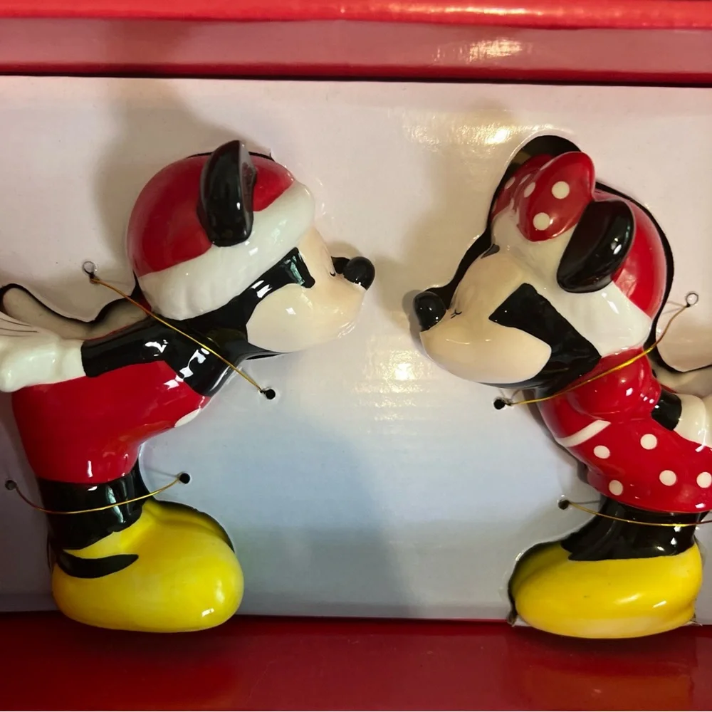 Disney Salt and Pepper Shakers Mickey and Minnie Mouse Kissing Christmas New - Picture 8 of 8